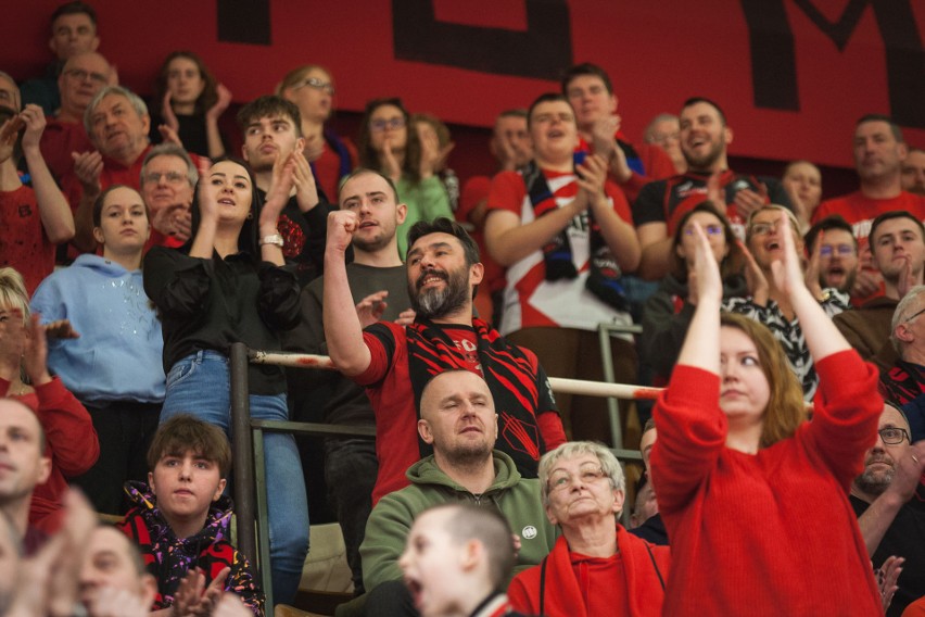 Niesamowite emocje w hali Gryfia. Zobaczcie zdjęcia kibiców na meczu Czarnych