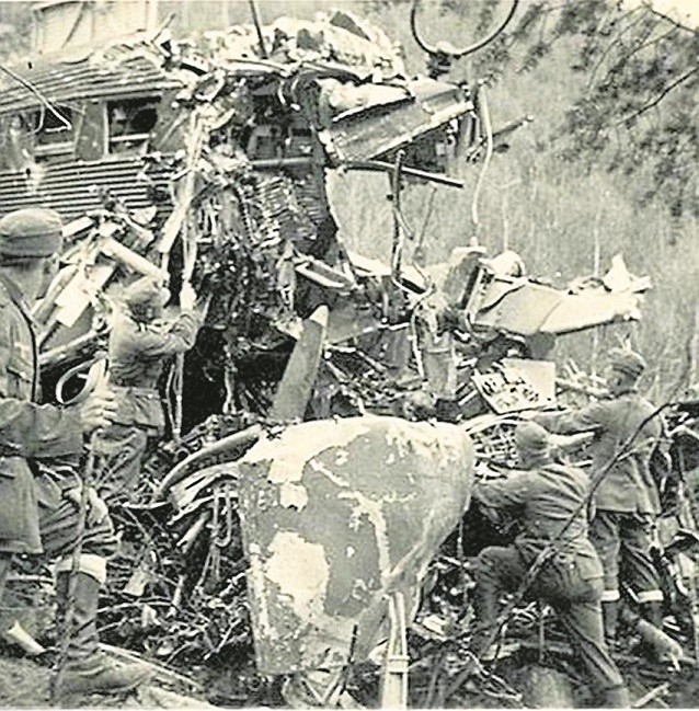 Szczątki samolotu transportowego Junkers Ju 52, który rozbił się na Trójgarbie