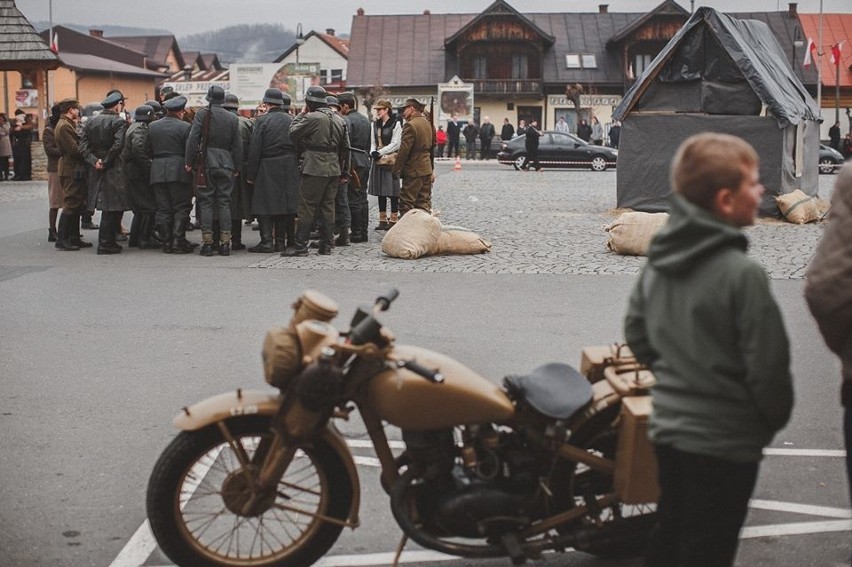 Partyzanci, żołnierze Wermachtu, gestapo i NKWD. Łącko za sprawą rekonstrukcji historycznej zmieniło się w plan filmowy [ZDJĘCIA]