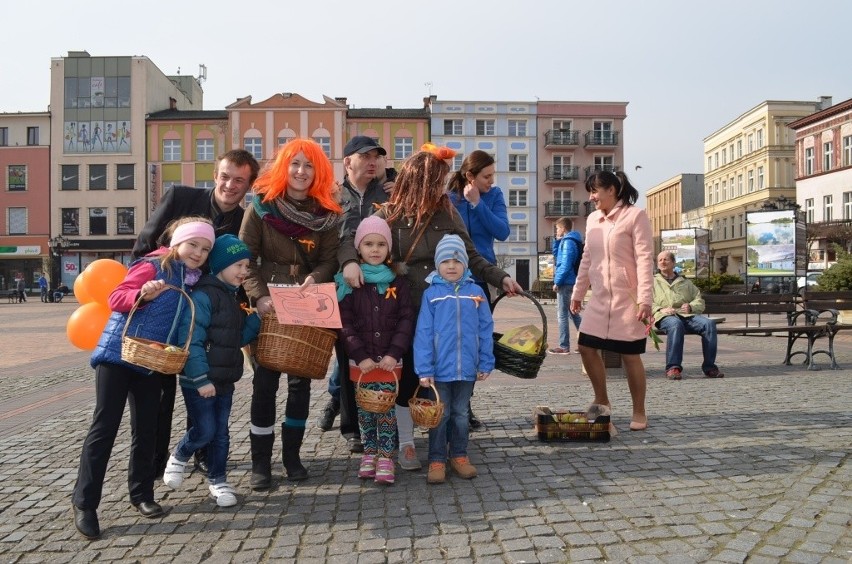 Dzieci z przedszkola "Skrzaty rozdawały jabłka.