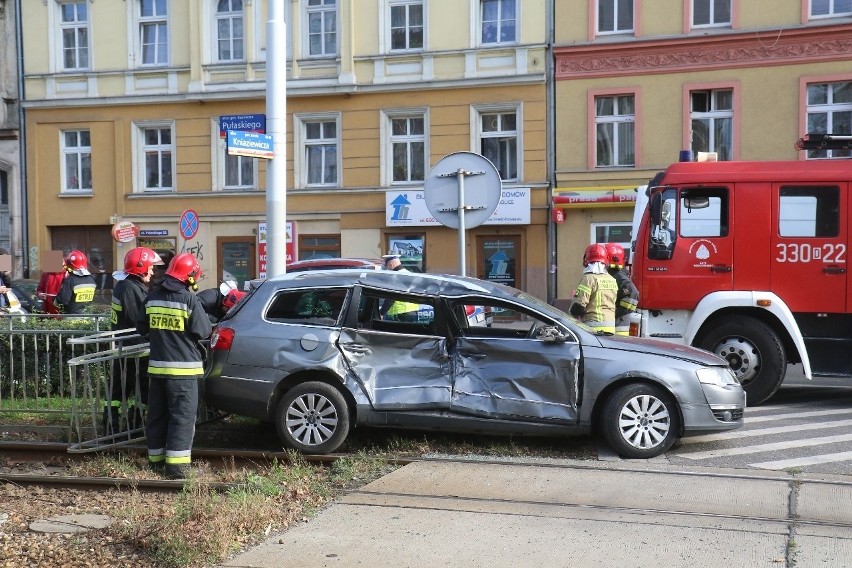 Wypadek na Pułaskiego. VW passat wjechał pod tramwaj [ZDJĘCIA]