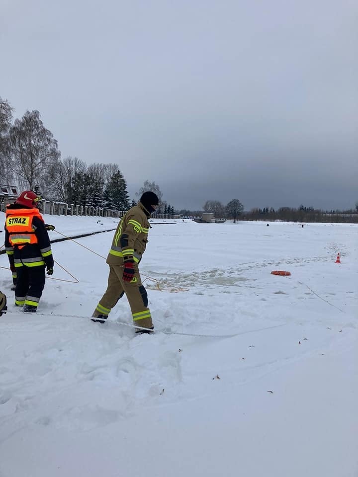 Wasilków. Strażacy ćwiczyli na zamarzniętym zbiorniku