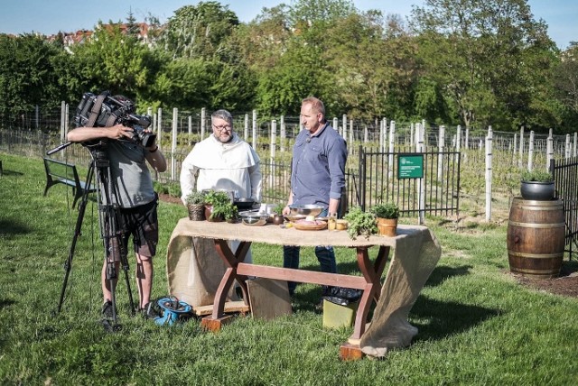 Z ojcem  Marcinem Lisakiem Remigiusz Rączka przygotuje podkarpackie proziaki z bazyliowym pesto oraz klasztorne polędwiczki z koperkowymi kopytkami. Więcej na kolejnych zdjęciach