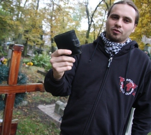 Krystian Ławrentiuk  z Brzegu nie zabiera dużej gotówki na cmentarz: - Kilku moich znajomych padło już ofiarą kieszonkowców. Ja wolę uniknąć takich kłopotów.