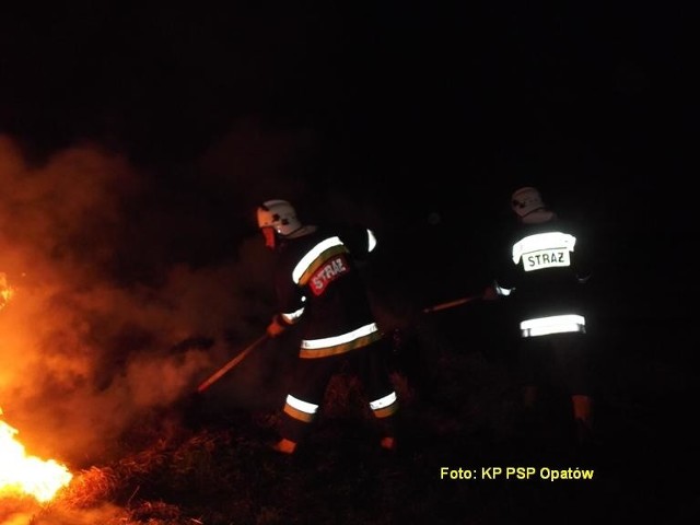 Strażacy gaszą pożar słomy w Bidzinach.
