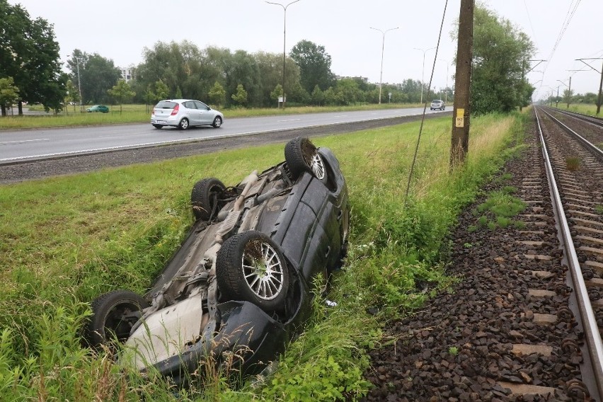 Wypadek na obrzeżach Wrocławia. Samochód wpadł do rowu (ZDJĘCIA)