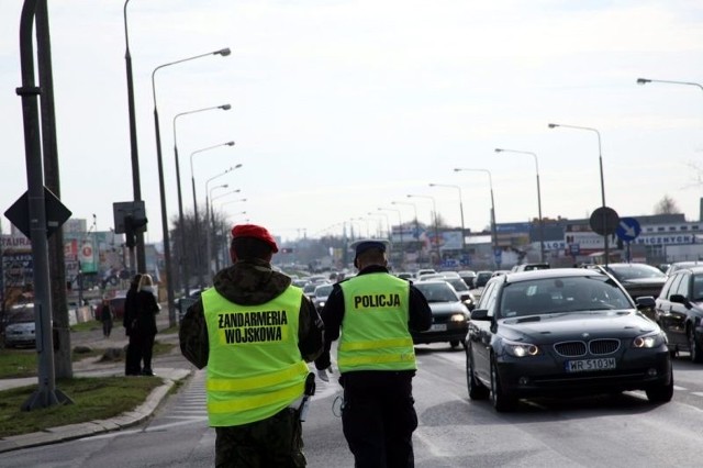 Policjanci ruchu drogowego, w wielu miastach wspomagani byli przez żołnierzy Żandarmerii Wojskowej i Strażników Miejskich.