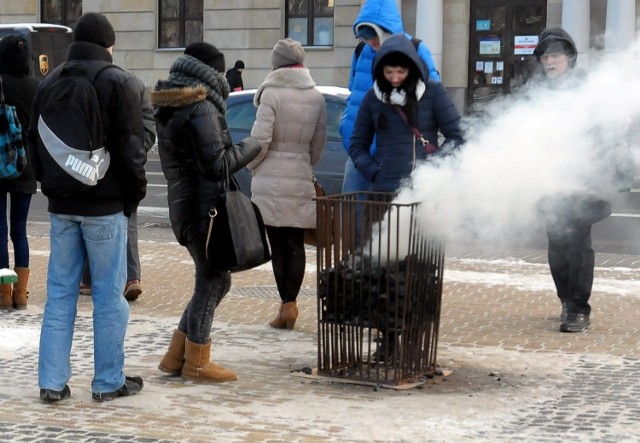 Zziębnięci pasażerowie mogą ogrzać się przy koksownikach. Stanęły one przy najbardziej uczęszczanych przystankach w mieście.