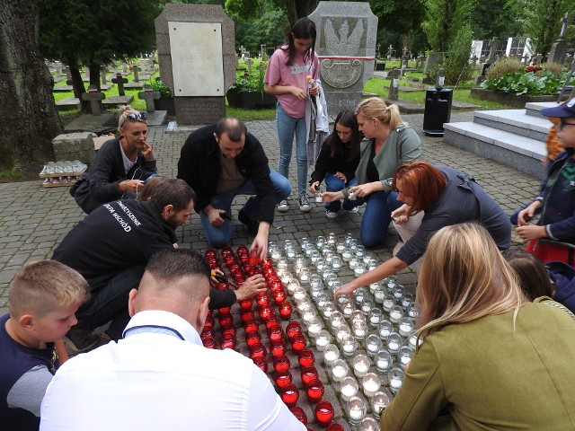 Dzisiaj na Cmentarzu Wojskowym zapłonęło 600 zniczy. To akcja "Światło Pamięci Niezwyciężonym" organizowana przez Grupę Wschód.