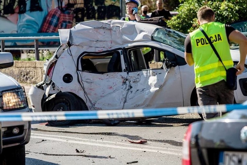 Tragiczny wypadek trzech aut. Trwa walka o życie kierowcy (ZDJĘCIA)