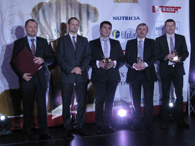 Nagrodzeni podczas sobotniego koncertu dobroczynnego. Nagrody wręczał (drugi od lewej) prezes loży BCC Lesław Adamczyk.
