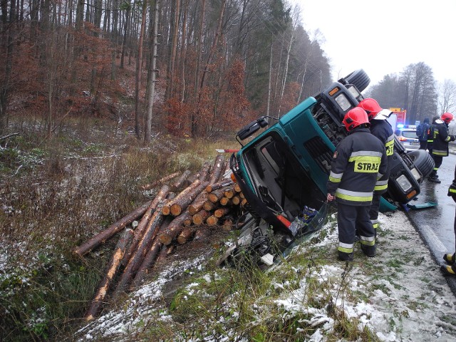 Prawdopodobnie niedostosowanie prędkości do warunków drogowych było przyczyną zdarzenia, do którego doszło około godziny 14 na trasie Ugoszcz-Studzienice. Ciężarówka przewożąca drewno wpadła w poślizg i wjechała do rowu. Kierowcy nic się nie stało, był trzeźwy. Droga Ugoszcz-Studzienice jest zablokowana.