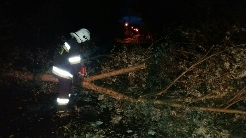 Nocne prace straży pożarnej w Ostrowcu