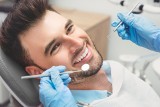 Wybielanie zębów - metody, efekty i przeciwwskazania. Jak wygląda zabieg? Poznaj sposoby na domowe wybielanie zębów 