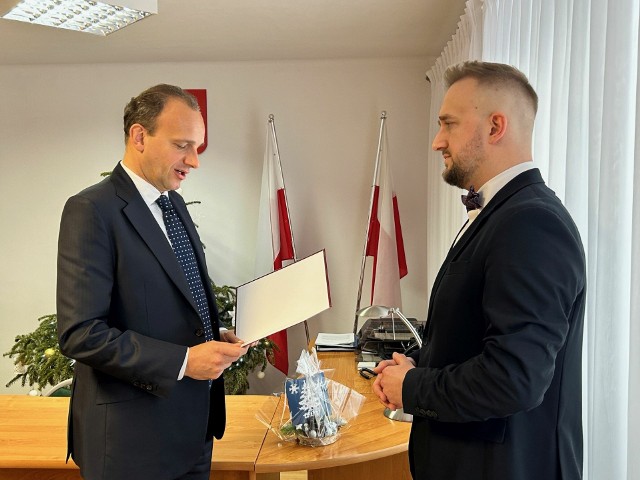 Marek Gajowy (po lewej) odbiera z rąk II wicewojewody małopolskiego Ryszarda Śmiałka list od premiera