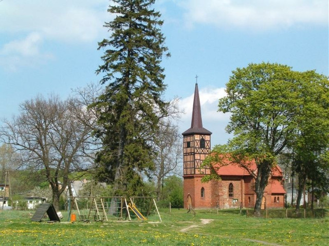 Sypie się kościół filialny w Strzelinie. Parafia szuka wykonawcy prac