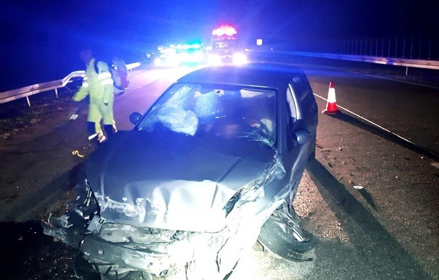 Pijany kierowca forda rozbił się o barierki energochłonne na autostradzie A2 na terenie powiatu świebodzińskiego. Dyżurny policji dostał zgłoszenie o kraksie na autostradzie. Na miejsce natychmiast wyjechał patrol policji. Policjanci ustalili, że kierujący fordem focusem 40-letni mężczyzna uderzył w barierki po lewej stronie drogi. Odbił się i wpadł na barierki po prawej stronie trasy. Na szczęście nikt akurat nie jechał na obu pasach ruchu i nie doszło do tragedii. Kierowcy i pasażerowi nic się nie stało. 40-latek był pijany. Kiedy dmuchnął w alkomat okazało się, że ma prawie 1,5 promila alkoholu. Mężczyzna został zatrzymany. Za kierowanie po pijanemu stracił prawo jazdy. Grozi mu teraz kara do 2 lata więzienia, minimum 3-letni zakaz prowadzenia i grzywna nie niższa niż 5 tys. zł.Ciężarówka wjechała w pole i spłonęła. Ranny kierowca w szpitalu. WIDEO: