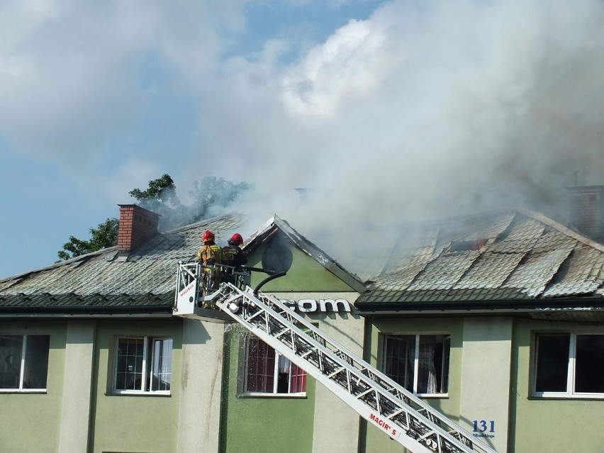 Pożar w budynku firmy w Starachowicach. Trudna akcja strażaków 