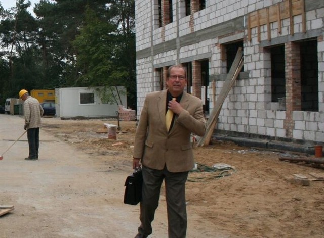 Dyrektor Andrzej Sawoni obok nowo budowanej obok szpitala siedziby stacji dializ.