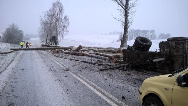 Na miejscu wypadku pracują służby. Nikomu nic się nie stało.