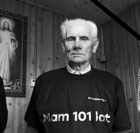 Stanisław Figiel przed rokiem - podczas swoich 101 urodzin. Świętował je wtedy ze strażakami z OSP Bibice