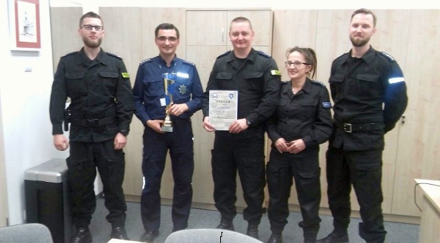 Policjanci z Chełmna z nagrodami i pucharem