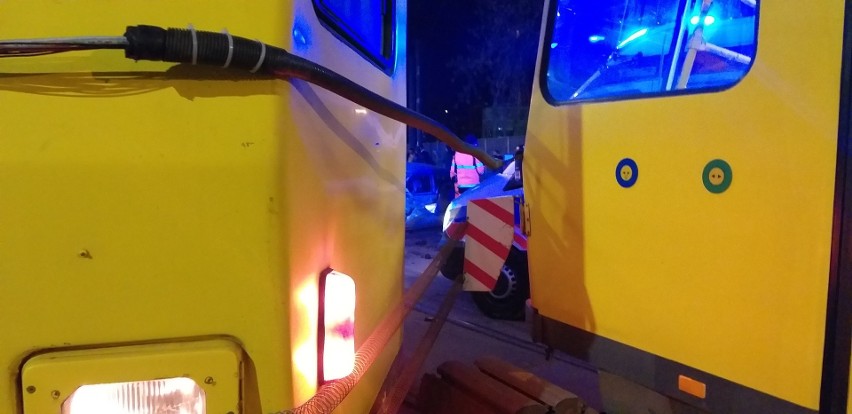 Nocne zderzenie samochodu z tramwajem w Szczecinie. Tramwaj się wykoleił 24.04.2021