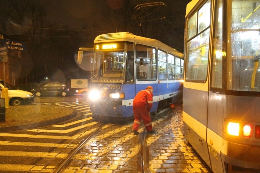 Wrocław: Zderzenie tramwajów. Zaklinowały się na zakręcie (ZDJĘCIA)