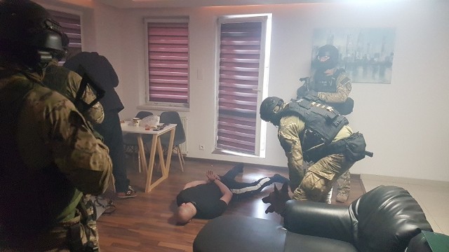 Antyterroryści z Gorzowa i policjanci z Zielonej Góry zatrzymali Rosjanina, podejrzanego o brutalne pobicie obywatela Australii.