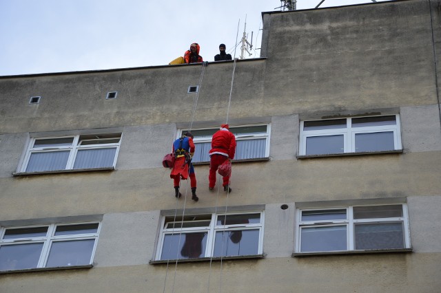 Mikołaj i superbohaterowie zjechali na linach do małych pacjentów USK w Opolu. 