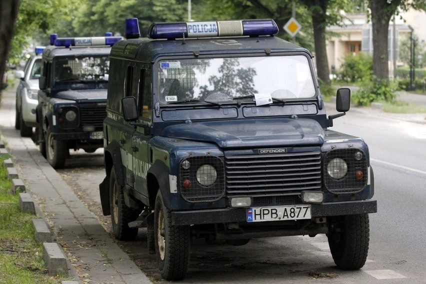 Straż miejska upomina... policję. Tu parkować nie wolno (ZDJĘCIA)