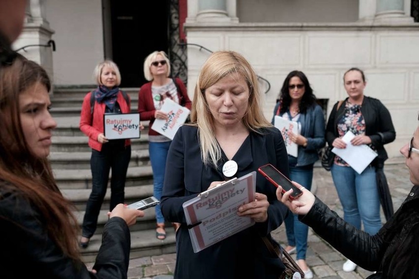 Chcą ratować kobiety. Zbierają podpisy w Poznaniu