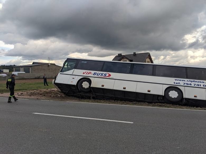 Autobus wiozący ludzi do pracy zatrzymał się w rowie. 4 pasażerów zostało rannych ZDJĘCIA