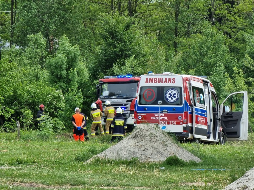 Dramat w miejscowości Aksmanice pod Przemyślem. Ciągnik rolniczy wpadł do rowu. Traktorzysta nie żyje [ZDJĘCIA]