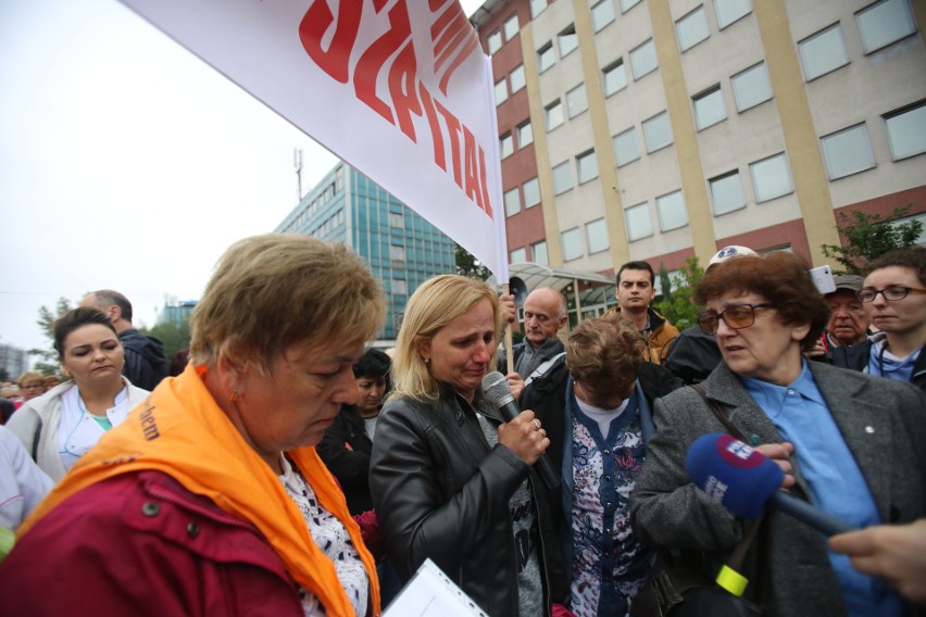 Trwa protest mieszkańców Pszczyny przed siedzibą NFZ....