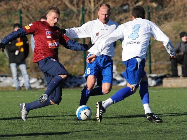 Krzysztof Hrymowicz (z lewej) zagrał w sparingu z Norwegami 90 minut.