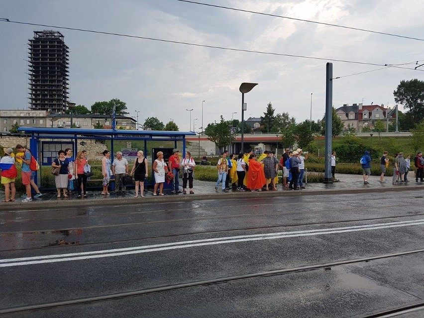 Burza nad Krakowem. Morze pielgrzymów w pelerynach [ZDJĘCIA]