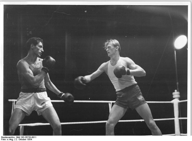 Zbigniew Pietrzykowski (z prawej) na początku swojej bogatej pięściarskiej kariery