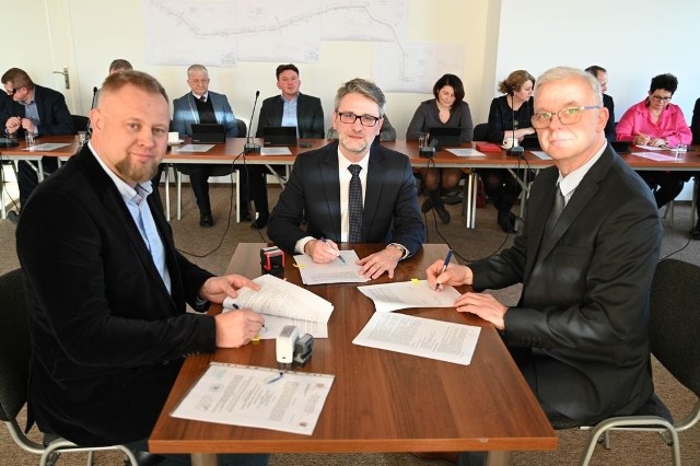 Umowę na remont dróg podpisali (od lewej): Łukasz Molter, prezes firmy Molter sp. o.o., burmistrz Paweł Baj  i wiceprzewodniczący Rady Miejskiej Andrzej Brągiel.