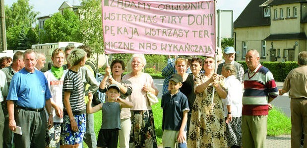 Rok temu mieszkańcy Mątew samorzutnie zorganizowali protest (na zdjęciu). Przeciw inowrocławianom wyszła wtedy policja. Jak funkcjonariusze zachowają się teraz, gdy organizatorem blokad będzie prezydent Inowrocławia?