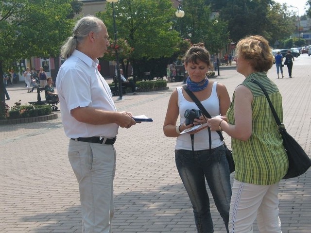 Podczas spotkania z mieszkańcami na Placu Bartosza Głowackiego w Tarnobrzegu, poseł Mirosław Pluta był zaskoczony pytaniami, na jakie przyszło mu odpowiadać podczas dwugodzinnego dyżuru na głównym placu miasta.