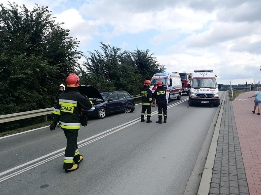 Wypadek Stary Sącz. Na ul. Jana Pawła zderzyły się dwa samochody. Dwie osoby, w tym dziecko w szpitalu [ZDJĘCIA]