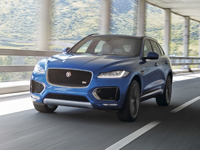 Jaguar F-Pace Tytuł najlepszego samochodu roku 2017 otrzymał Jaguar F-Pace, który pokonał m.in. z Volkswagena Tiguana oraz Audi Q5. F-Pace mierzy 4731 mm długości, 1936 mm szerokości i 1652 mm wysokości. Rozstaw osi wynosi 2874 mm, a prześwit to 213 mm. Bazowa wersja z napędem na tył waży 1665 kgFot. Jaguar