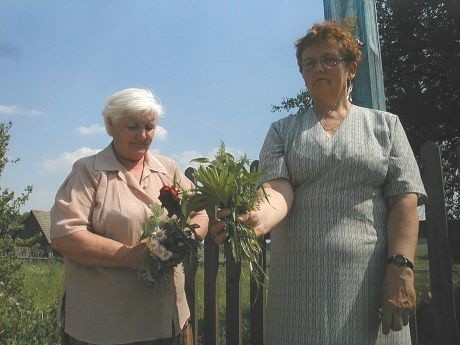 Zioła na wianki najlepiej zbierać przed ustąpieniem porannej rosy - tłumaczą Jadwiga Łopatecka (z lewej) i Teresa Jadwiga Arabiej