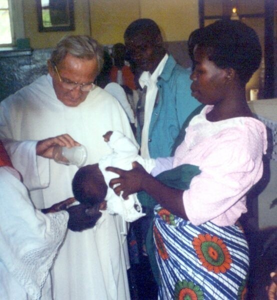 Ks. Marceli Prawica z Radomia od prawie 34 lat jest misjonarzem w Zambii. Na zdjęciu - udziela chrztu.