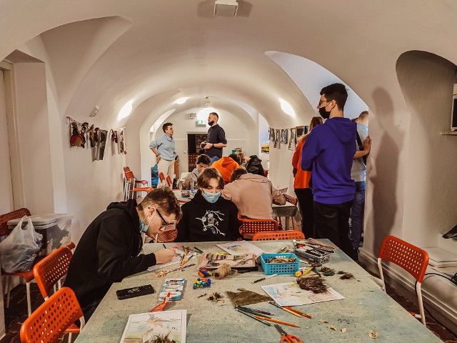 Muzeum Malczewskiego jest przyjazne niewidomym - odwiedziła je młodzież z Ukrainy.
