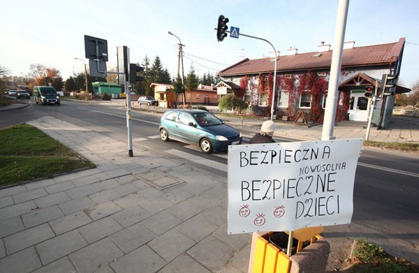 Mieszkańcy Nowosolnej chcą obwodnicy – blokują ulice [zdjęcia]