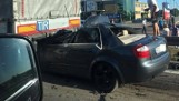 Wypadek na S8. W Łyskach audi uderzyło w tył białoruskiego tira. Kierowca osobówki zabrany do szpitala (zdjęcia)