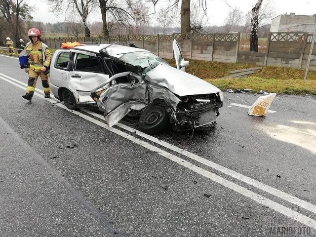 Kierująca osobowym seatem, straciła panowanie nad pojazdem, zjechała na przeciwległy pas i zderzyła się z jadącą z przeciwnego kierunku osobową skodą.