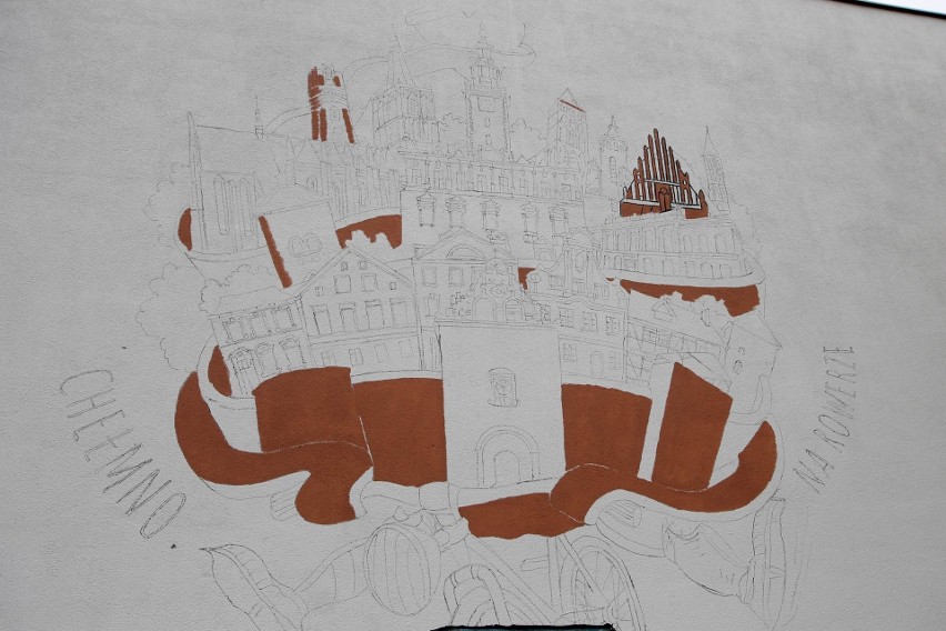 Mural w Chełmnie wykonuje Mateusz Pawlik